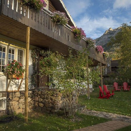 Northland Lodge Waterton Park Exterior foto