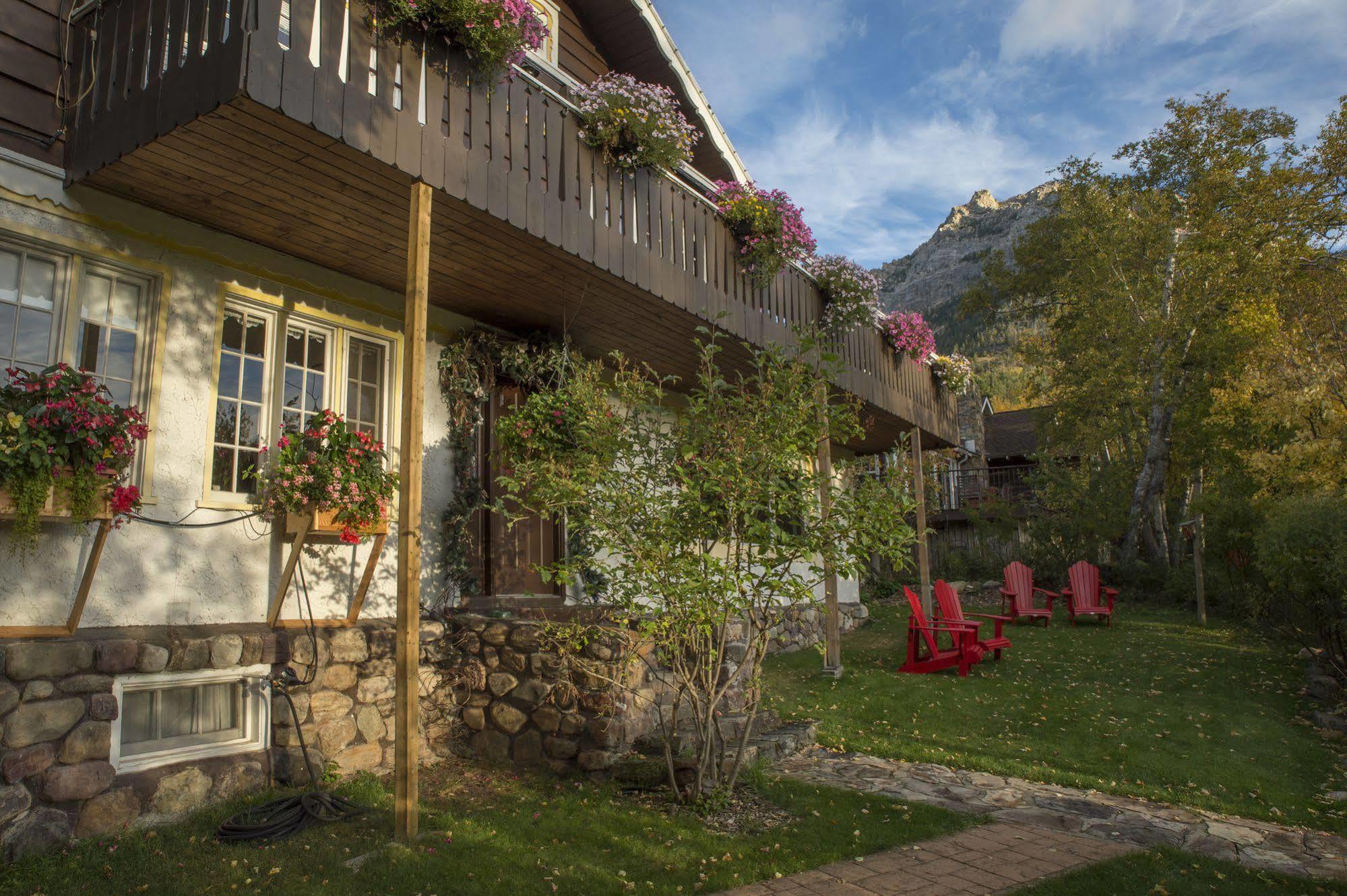 Northland Lodge Waterton Park Exterior foto